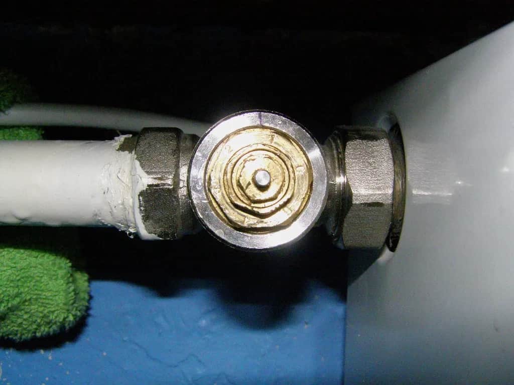 W którą stronę zakręcić grzejnik, aby uniknąć nieprzyjemnego chłodu?