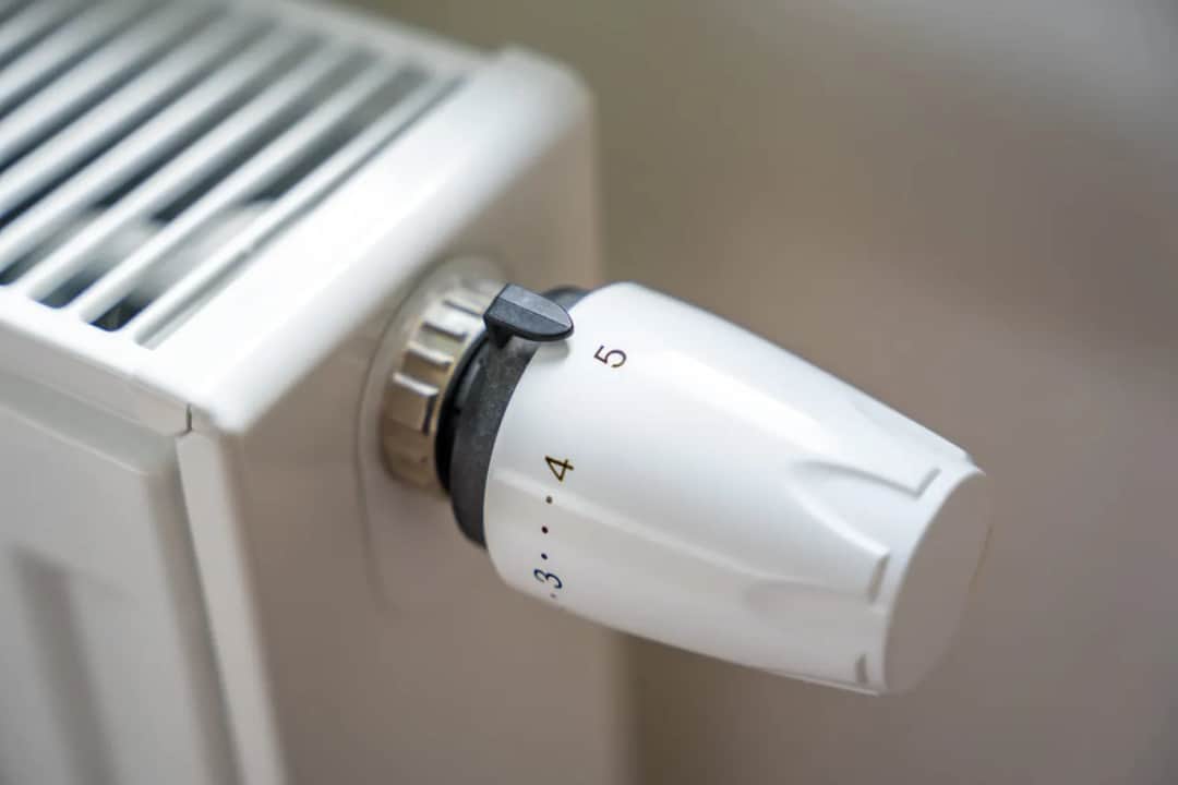 Jak działa termostat w grzejniku i dlaczego warto go mieć?