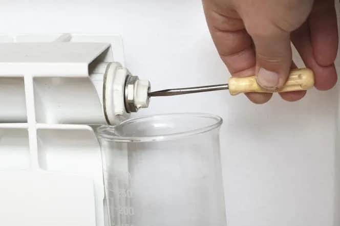 Jak się odpowietrza grzejnik: uniknij problemów z ogrzewaniem