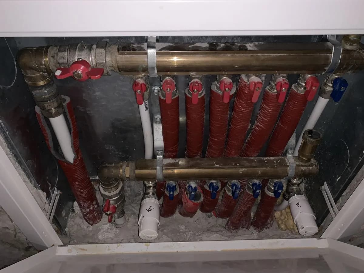 Jak zakręcić ogrzewanie podłogowe i zaoszczędzić na rachunkach