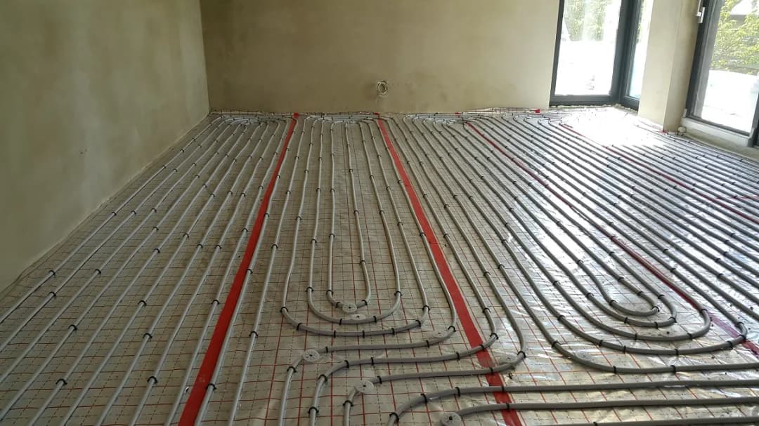 Czy buduje się ogrzewanie podłogowe pod meblami? Oto co musisz wiedzieć