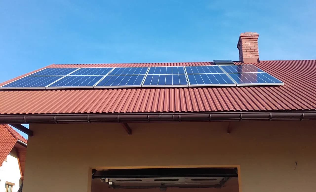 Fotowoltaika 4 kW ile kosztuje? Poznaj ukryte koszty i oszczędności