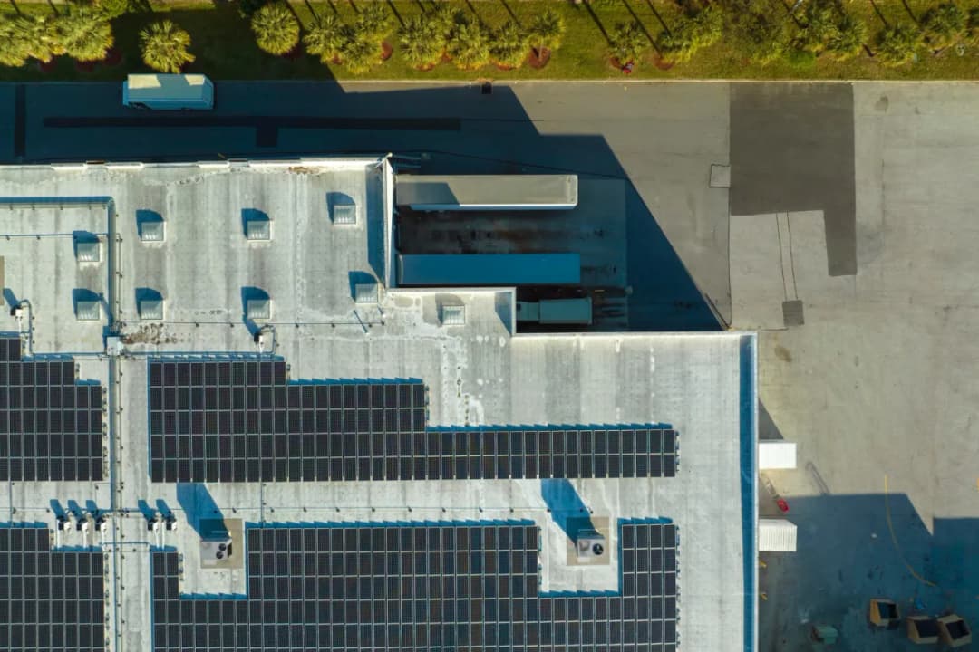 Jak zaplanować montaż fotowoltaiki na płaskim dachu, o czym pamiętać?