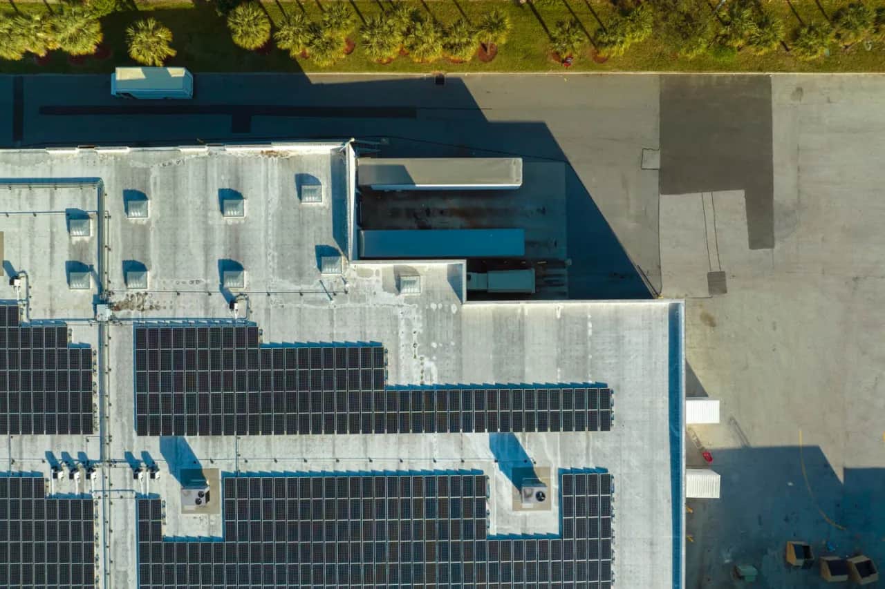 Jak zaplanować montaż fotowoltaiki na płaskim dachu, o czym pamiętać?