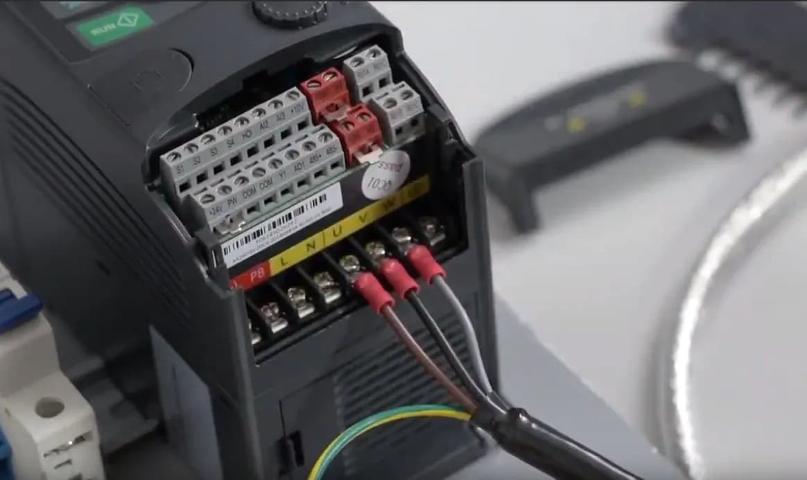 Jak podłączyć falownik do silnika 3 fazowego - uniknij najczęstszych błędów