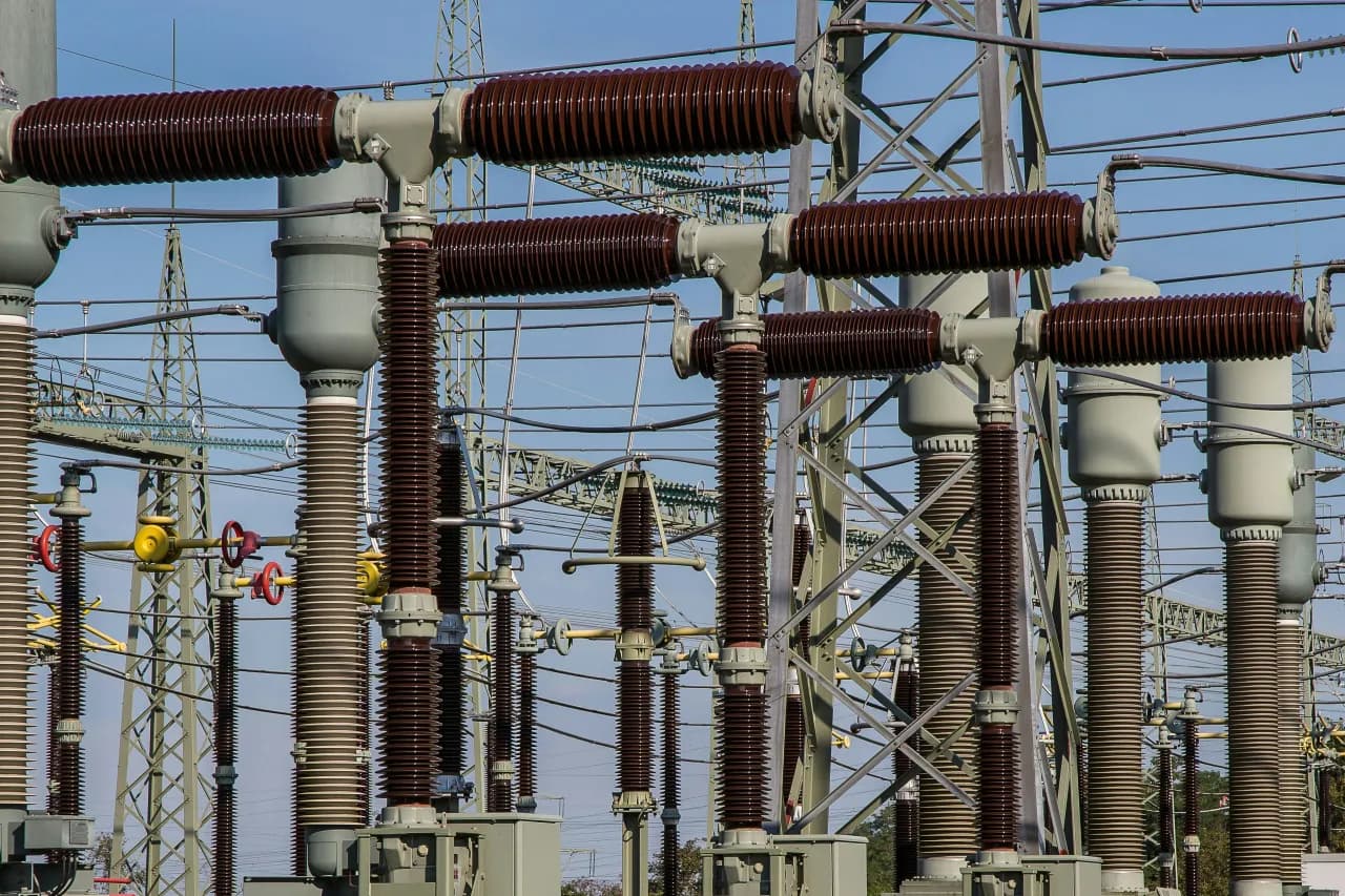Energia w firmie pod kontrolą – jak działać mądrze