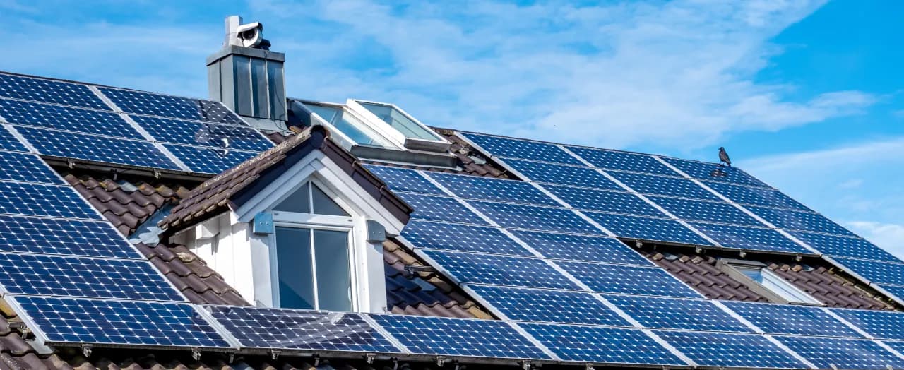 Mikroinwertery czy falownik: co wybrać, aby zaoszczędzić na energii?