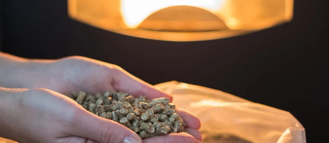 Czy piec na pellet powinien pracować cały czas? Odkryj prawdę o kosztach i komforcie